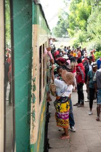 uma vendedora ambulante num trem. 163 km é parte da série outras estórias por Ca Mila