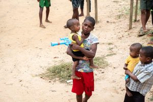 pessoas andando. 163 km é parte da série outras estórias por Ca Mila
