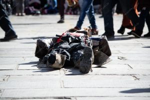 uma pessoa prostrada no solo. 90º é parte da série outras estórias por Ca Mila