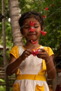 uma pessoa brincando com uma flor. amizade é parte de outras estórias por Ca Mila