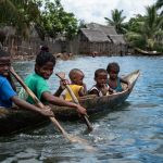cinco pessoas em um barco. bem-querer é parte de emoções por Ca Mila.