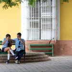duas pessoas conversando num banco de praça. bem-querer é parte de emoções por Ca Mila.