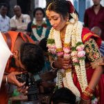 uma pessoa fazendo fotos em um casamento. bem-querer é parte de emoções por Ca Mila.
