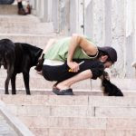 uma pessoa beijando um cachorro. bem-querer é parte de emoções por Ca Mila.