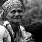 uma pessoa posando para a foto junto com um cachorro. bem-querer é parte de emoções por Ca Mila.