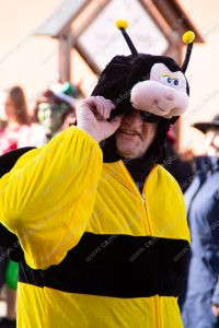 uma pessoa posando para a foto. carnaval é parte de outras estórias por Ca Mila