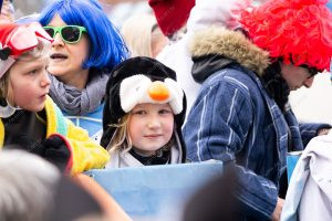 uma pessoa olhando para a câmera. carnaval é parte de outras estórias por Ca Mila