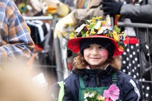 uma pessoa olhando para alguém na multidão carnaval é parte de outras estórias por Ca Mila