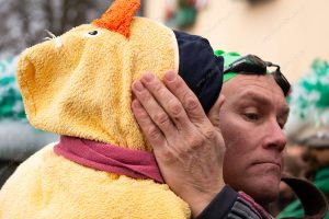 uma pessoa tampando a orelha de outra na multidão. carnaval é parte de outras estórias por Ca Mila