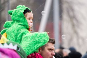 uma pessoa carregando outra nos ombros na multidão. carnaval é parte de outras estórias por Ca Mila