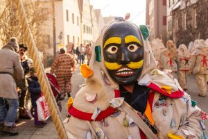 uma pessoa posando para a foto. carnaval é parte de outras estórias por Ca Mila