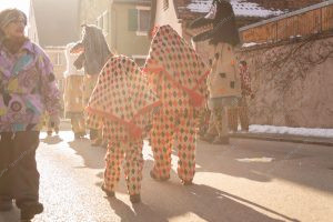 duas pessoas andando na rua. carnaval é parte de outras estórias por Ca Mila