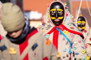 pessoas andando em fila. carnaval é parte de outras estórias por Ca Mila
