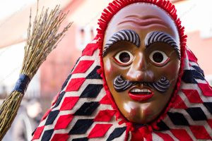 uma pessoa posando para a foto. carnaval é parte de outras estórias por Ca Mila