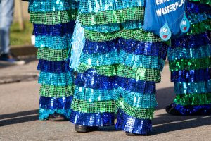 detalhe das pernas de algumas pessoas. carnaval é parte de outras estórias por Ca Mila