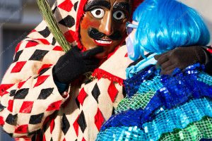 duas pessoas conversando. carnaval é parte de outras estórias por Ca Mila