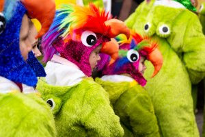 várias pessoas em fila. carnaval é parte de outras estórias por Ca Mila