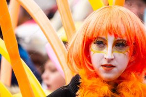 uma pessoa olhando para o lado na multidão. carnaval é parte de outras estórias por Ca Mila