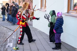 três pessoas conversando. carnaval é parte de outras estórias por Ca Mila