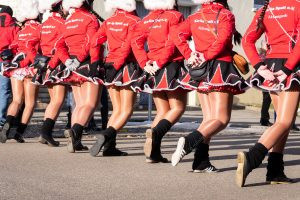 uma performance artística na rua. carnaval é parte de outras estórias por Ca Mila