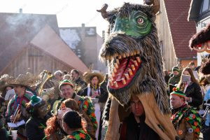 várias pessoas fantasiadas na rua. carnaval é parte de outras estórias por Ca Mila