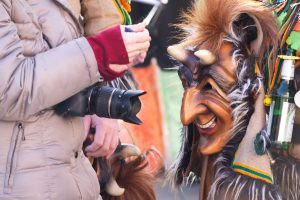 uma pessoa com uma câmera no pescoço. carnaval é parte de outras estórias por Ca Mila