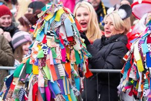 três pessoas interagindo na multidão. carnaval é parte de outras estórias por Ca Mila