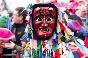 uma pessoa posando para a câmera. carnaval é parte de outras estórias por Ca Mila