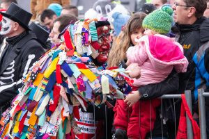três pessoas interagindo na multidão. carnaval é parte de outras estórias por Ca Mila