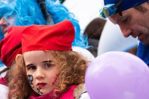 uma pessoa olhando para a câmera. carnaval é parte de outras estórias por Ca Mila