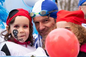 duas pessoas olhando para a câmera. carnaval é parte de outras estórias por Ca Mila