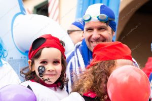 duas pessoas olhando para a câmera. carnaval é parte de outras estórias por Ca Mila
