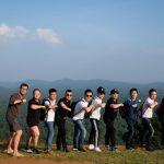 várias pessoas posando para a foto. coletivo é parte de emoções por Ca Mila