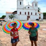 uma dupla posando para a foto. coletivo é parte de emoções por Ca Mila