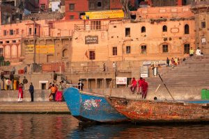 barcos num rio, pessoas ao fundo na margem. colorido é parte de outras estórias por Ca Mila