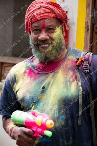 uma pessoa posando para a foto. colorido é parte de outras estórias por Ca Mila