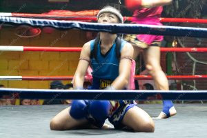 uma pessoa se preparado para lutar muay Thai. cor de rosa é parte de outras estórias por Ca Mila