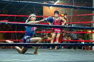 uma pessoa se preparado para lutar muay Thai. cor de rosa é parte de outras estórias por Ca Mila