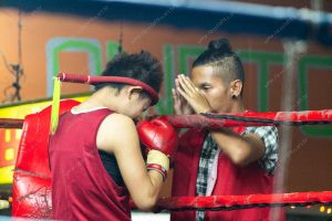 uma pessoa se preparado para lutar muay Thai. cor de rosa é parte de outras estórias por Ca Mila
