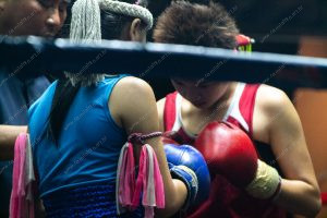 duas pessoas lutando muay Thai. cor de rosa é parte de outras estórias por Ca Mila