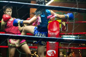 duas pessoas lutando muay Thai. cor de rosa é parte de outras estórias por Ca Mila