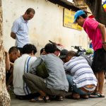 pessoas observando as outras. curiosidade é parte de emoções por Ca Mila