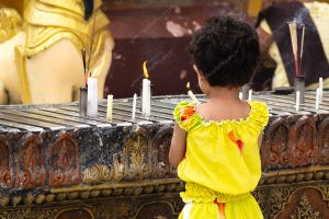 uma pessoa em um gesto de devoção. esperança é parte de emoções por Ca Mila.