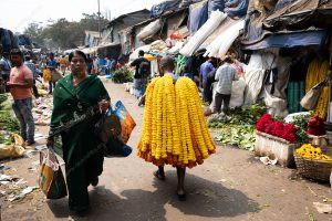 pessoas caminhando. flores é parte de outras estórias por Ca Mila