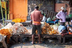 um vendedor de flores. flores é parte de outras estórias por Ca Mila