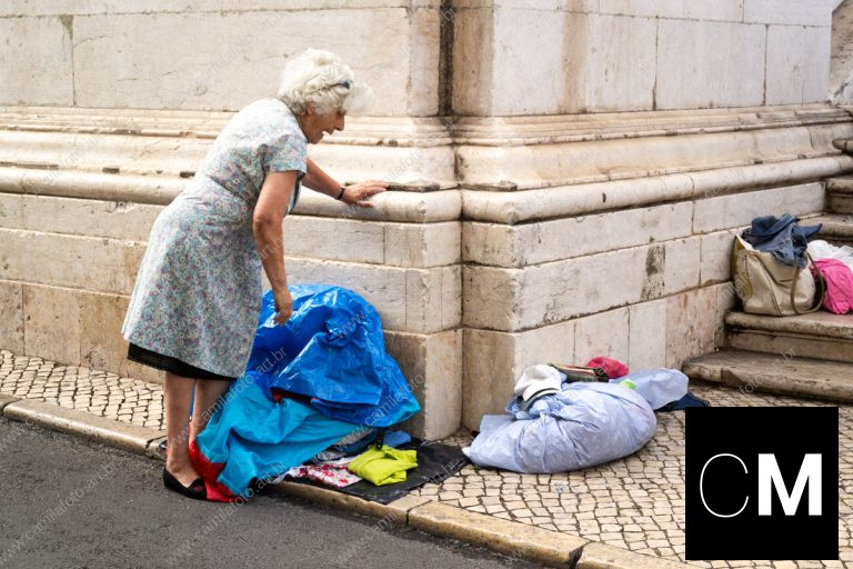 uma mulher usando vestido florido, colando pertences a venda na rua. (i)legal é parte da série outras estórias por Ca Mila
