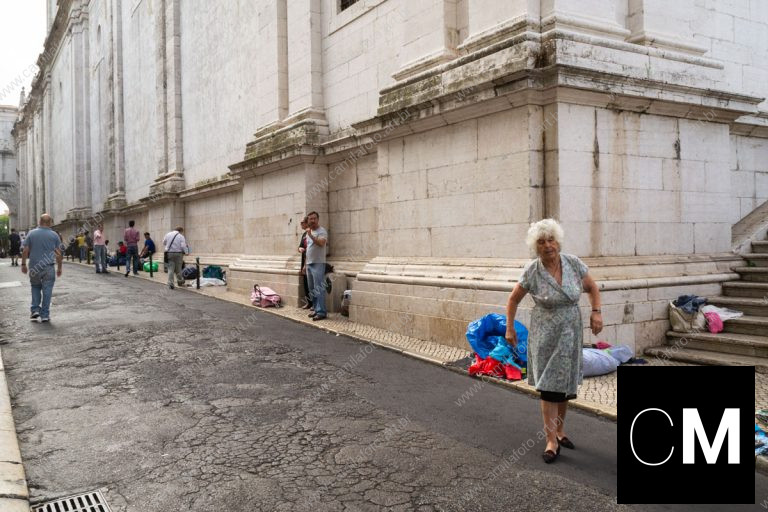uma mulher usando vestido florido, andando na rua. (i)legal é parte da série outras estórias por Ca Mila