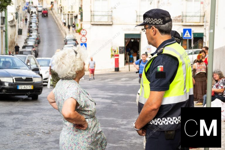 uma mulher usando vestido florido, conversando com um policial. (i)legal é parte da série outras estórias por Ca Mila
