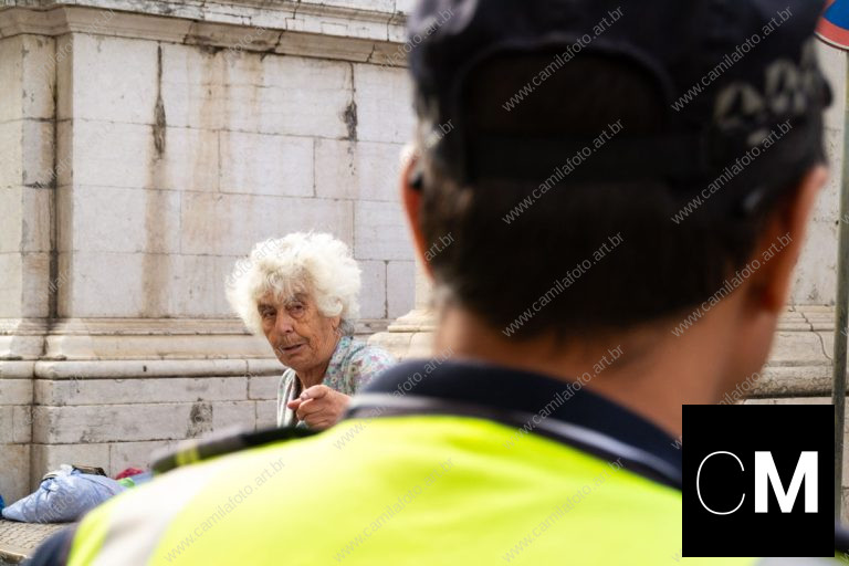 uma mulher usando vestido florido, conversando com um policial. (i)legal é parte da série outras estórias por Ca Mila
