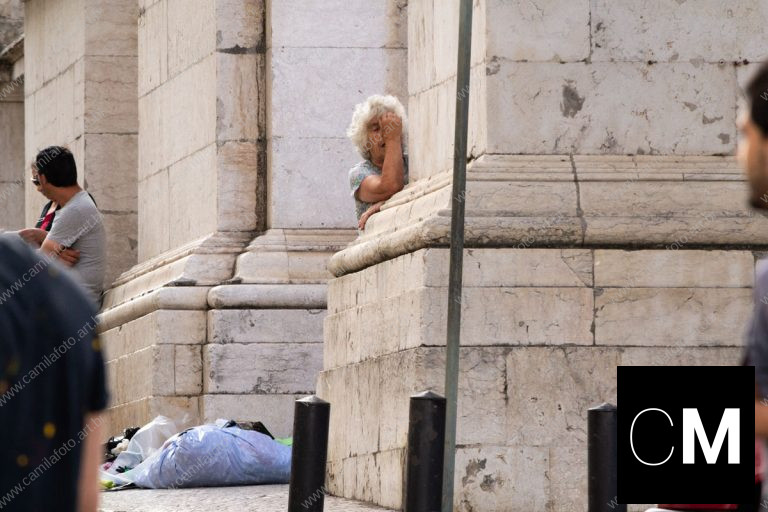 uma mulher usando vestido florido, de volta ao lugar do início com a mão no rosto. (i)legal é parte da série outras estórias por Ca Mila